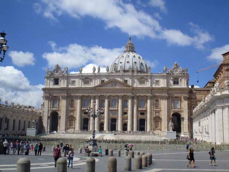 Is the Vatican built on Peter's grave? - Pope Web - Vatican 2023